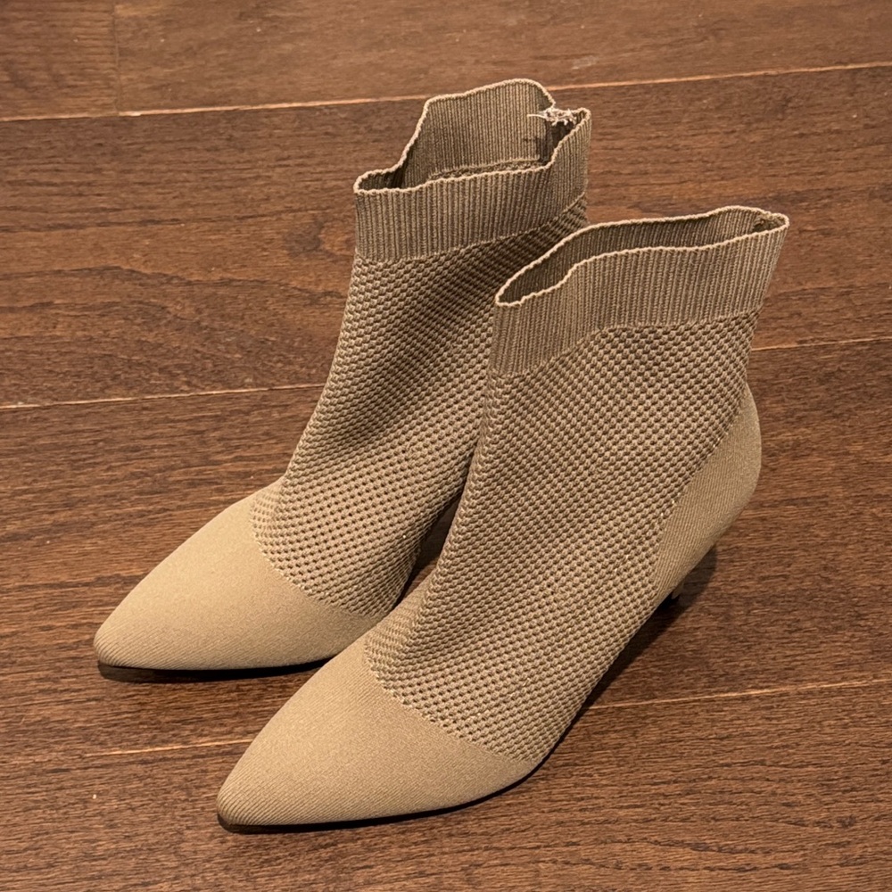 NWT MIA Women’s Tan Ankle Knit Boots Size 8